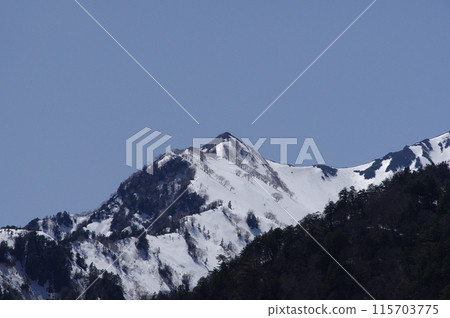 5月初的立山黑部阿爾卑斯山脈路線 - 從黑部水壩看到的東一越 115703775