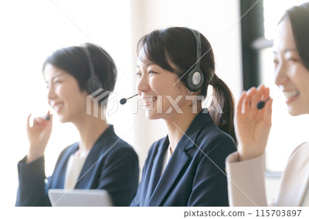 呼叫中心女性透過對講機講話 115703897