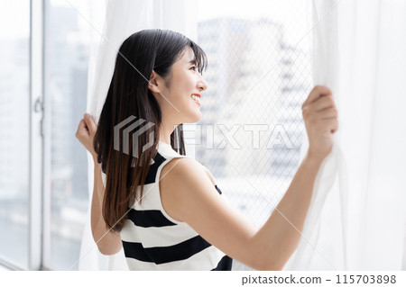 女人打開窗簾 115703898