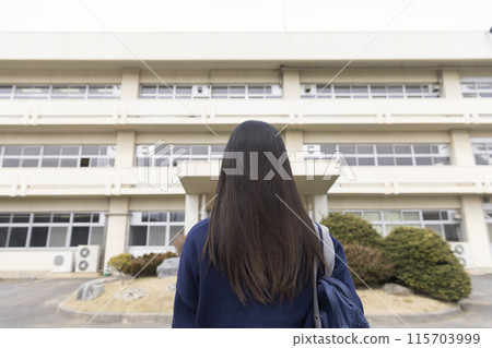 一名高中女生站在校舍前的後視圖 115703999
