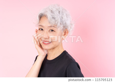 Senior women's portrait 115705123