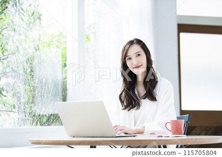 Young woman teleworking in a cafe Young woman teleworking in a cafe 115705804