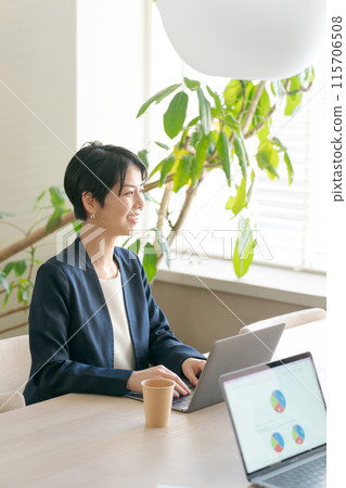 一位女士在明亮的辦公室開會 115706508