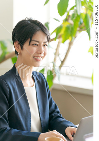 一位女士在明亮的辦公室開會 115706510