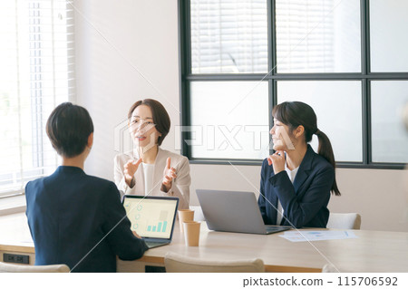 開會的婦女 115706592