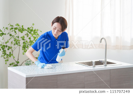 清潔公司女員工清潔廚房（房屋清潔/家政） 115707249