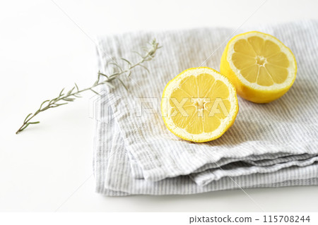 亞麻布上切片的國產檸檬 115708244