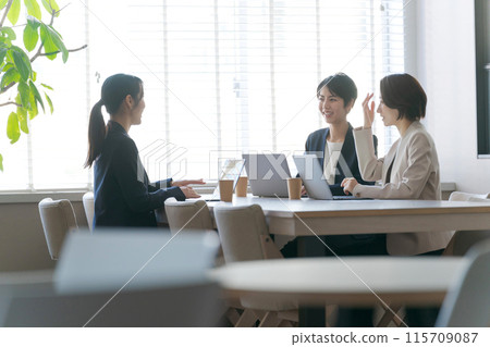 Women having a meeting in the office 115709087