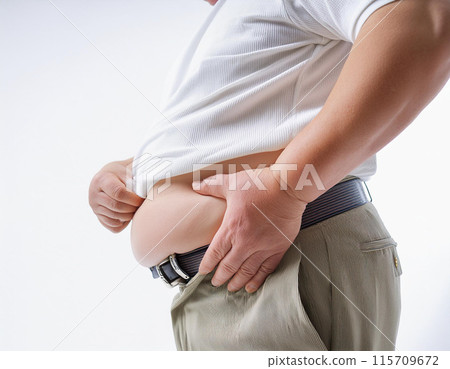 一名患有代謝症候群的男子捏住腹部脂肪,生成 AI 影像 一名患有代謝症候群的男子捏住腹部脂肪,生成 AI 影像 115709672