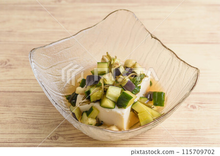 豆腐配夏季蔬菜 豆腐配夏季蔬菜 115709702