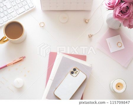 女性化的工作空間，可愛的筆記本 115709847