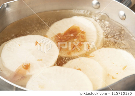 Umenagashi, boiled radish, pickled plums 115710180