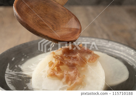 Pour in the soup, boiled radish, and umeboshi. 115710188