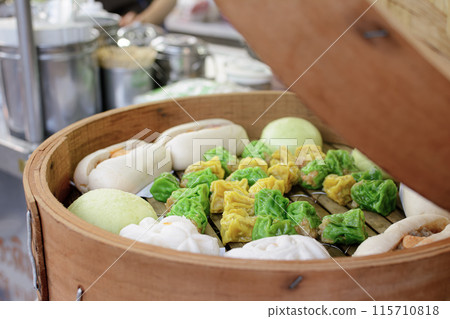 Chinese steamed dumpling in a wooden steamer 115710818