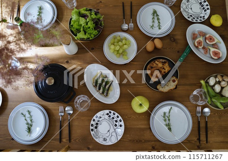 House party with friends at home 115711267