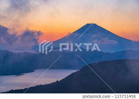 【神奈川縣】雨季晴天從箱根欣賞富士山的夜景 【神奈川縣】雨季晴天從箱根欣賞富士山的夜景 115711456