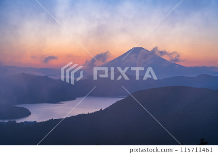 【神奈川縣】雨季晴天從箱根欣賞富士山的夜景 【神奈川縣】雨季晴天從箱根欣賞富士山的夜景 115711461