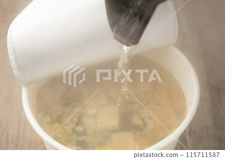 Instant noodles Kitsune udon pour hot water 115711587