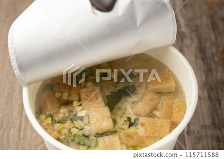 Instant noodles Kitsune udon pour hot water 115711588