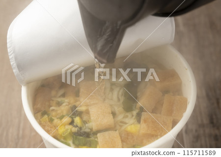 Instant noodles Kitsune udon pour hot water 115711589