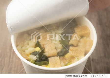 Instant noodles Kitsune udon pour hot water 115711590
