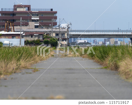 Heat haze rising from the embankment road 115711917