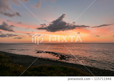 從神奈川縣小田原市真鶴 PA 眺望相模灣的清晨陽光 115711948