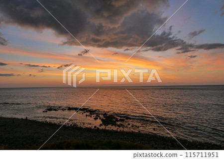 從神奈川縣小田原市真鶴 PA 眺望相模灣的清晨陽光 115711951