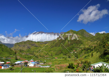 留尼旺島，法國海外省，薩拉濟村周圍的山景，薩拉濟世界自然遺產圈的基地 115712364