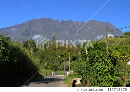 留尼旺島，法國海外省，薩拉濟村周圍的山景，薩拉濟世界自然遺產圈的基地 115712376