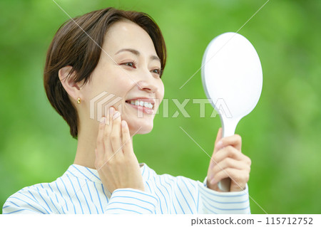 作品名稱：美麗，新綠中的女人 115712752