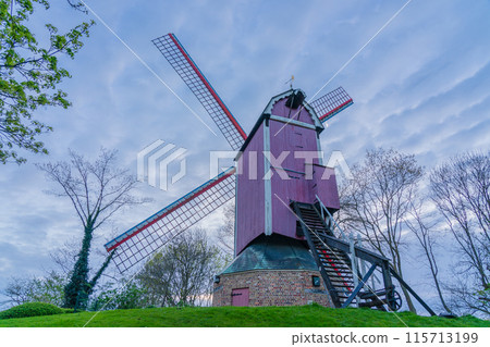 比利時布魯日風車晚上 115713199