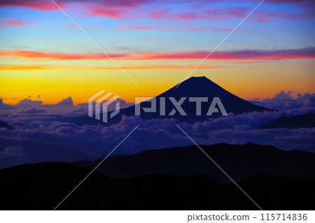從北嶽山肩小屋看到的富士山和日出時的雲海 從北嶽山肩小屋看到的富士山和日出時的雲海 115714836