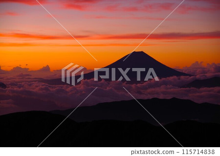 從北嶽山肩小屋看到的富士山和日出時的雲海 115714838