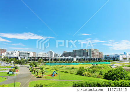 Chiba Prefecture, Shin-Urayasu, blue sky street and apartment buildings 115715245