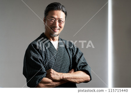 一位高級工匠的形象，一個穿著日式服裝的男人微笑著看著你 115715440