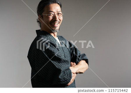 一位高級工匠的形象,一個穿著日式服裝的男人微笑著看著你 一位高級工匠的形象,一個穿著日式服裝的男人微笑著看著你 115715442