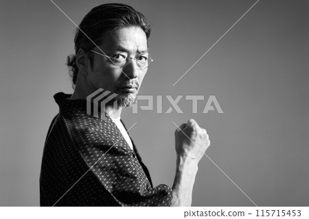 看著你的 Samue 高級工匠的單色影像 115715453