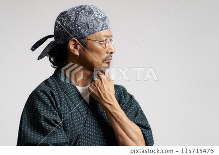 穿著 Samue 的男人的輪廓,高級工匠形象 穿著 Samue 的男人的輪廓,高級工匠形象 115715476