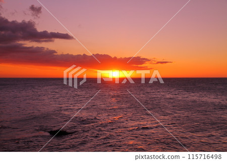 從法國海外省留尼旺島首都聖但尼海岸欣賞印度洋的日落和日落美景 115716498