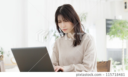 A woman whose eyes are blurred and it is difficult to see the screen 115718481
