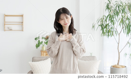 女人把手放在胸前感到幸福 115718492