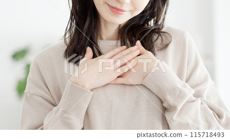 女人把手放在胸前感到幸福 115718493