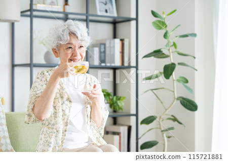 Senior woman drinking herbal tea 115721881