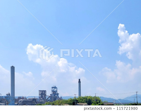 白雲和工廠漂浮在藍天上 115721980