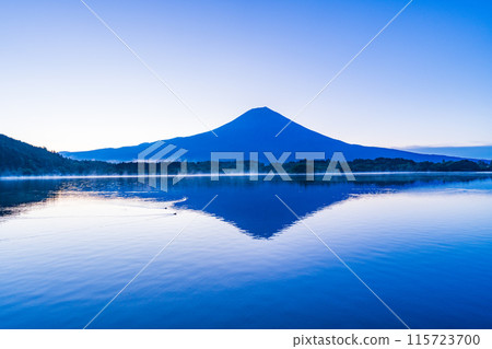 [Shizuoka] Dawn at Lake Tanuki, Mt. Fuji 115723700