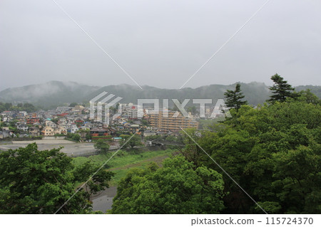 青梅城市景觀籠罩在雨雲中 青梅城市景觀籠罩在雨雲中 115724370