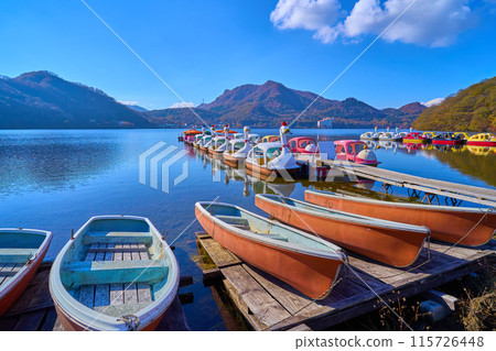 View of the west side (Sobegatake, Suzuriiwa, etc.) from the east shore of Lake Haruna (boat dock) in Takasaki City, Gunma Prefecture 115726448