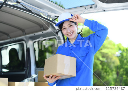 送貨司機女士在外面提著行李 送貨司機女士在外面提著行李 115726487