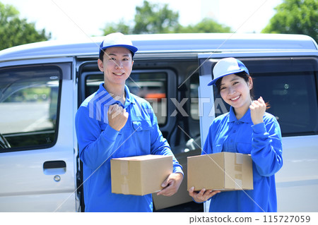 有行李的亞洲男性和女性送貨司機 115727059